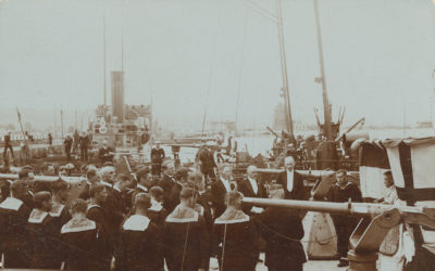 Nabożeństwo na pokładzie okrętu wojennego w porcie tymczasowym w Gdyni