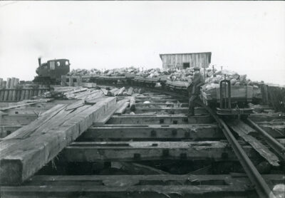 Wagonetki z kamieniami na molo portu tymczasowego