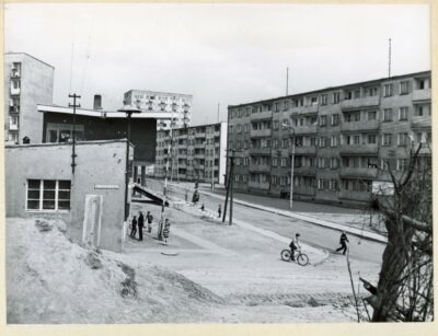 Gdynia Witomino, ul. Widna. Na pierwszym planie budynek kina ?Iskra”